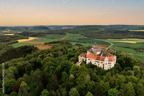 Panorama mit Drohne von Schloss Baldern in Bopfingen im Sonnenuntergang 