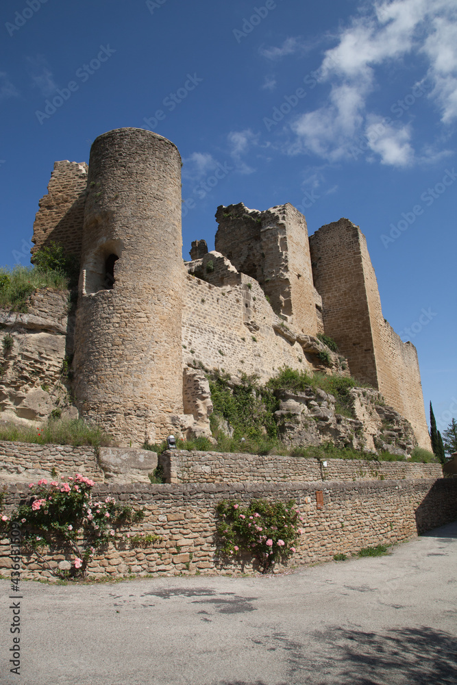 Au pied des ruines du château du village de Chabrillan dans la Drôme