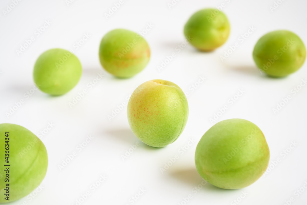 日本の梅の実を白バックで