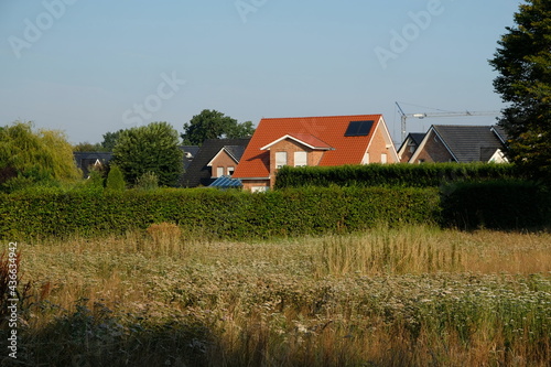 FU 2020-08-11 Fries T2 57 Haus hinter Hecke © Sabine