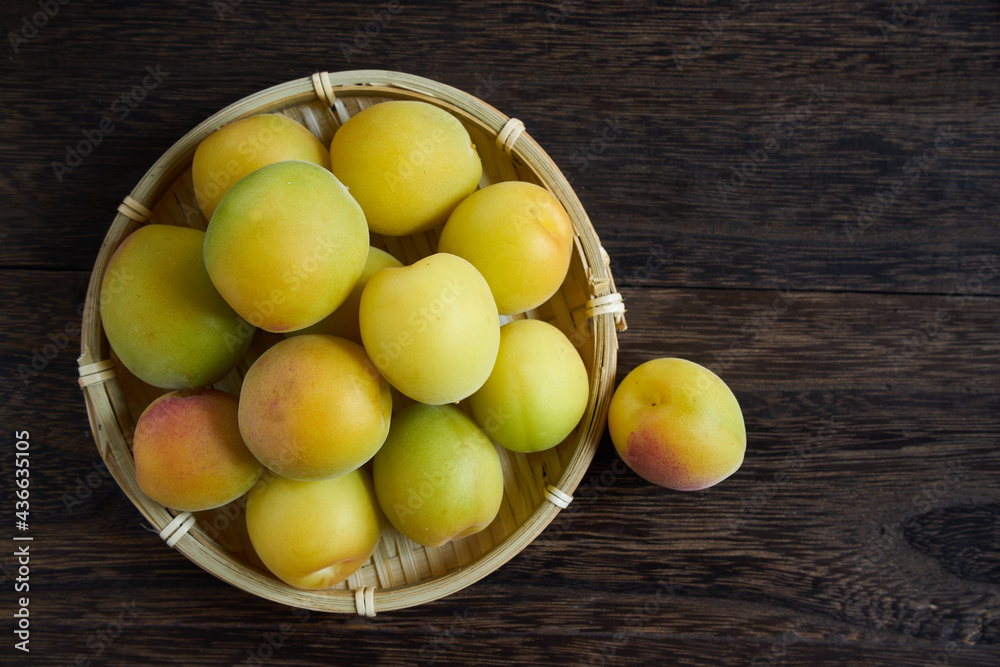日本の梅の実を木目テーブルで