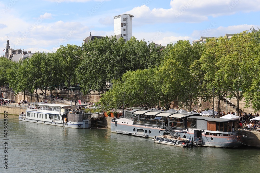 Bateaux amarrés sur les rives le long du fleuve Seine, ville de Paris, France
