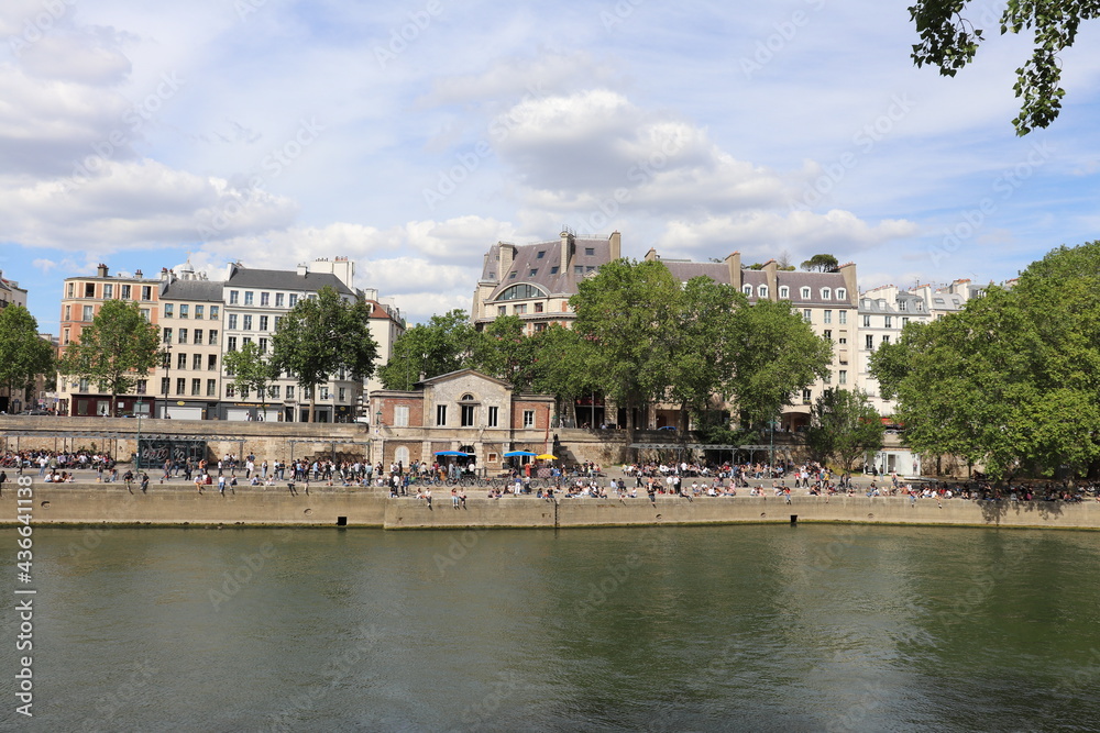 La voie Georges Pompidou, voie piétonne le long du fleuve Seine, ville de Paris, France