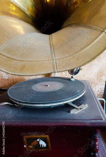 Ein verstaubtes antikes Grammophon photo