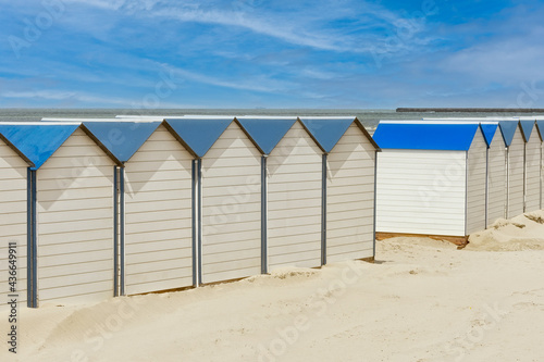 plage avec ses cabanes en bois de le ville de Boulogne-sur-mer © ALF photo