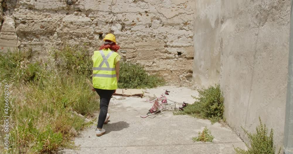 Ragazza ritrova un passeggino dei bambini profughi dalla guerra in Ucraina Ragazza ritrova un passeggino dei bambini profughi dalla guerra in Ucraina