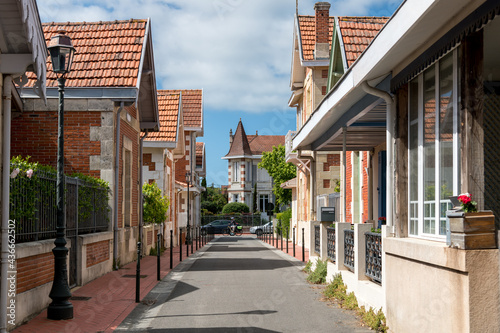 Fototapeta Naklejka Na Ścianę i Meble -  SOULAC, dans le Médoc (Gironde, France), ruelle et villas typiques