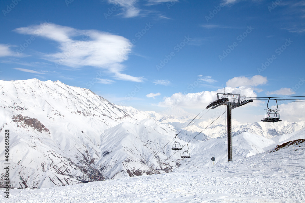 Skifahren in Darbandsar im Iran. Im Hintergrund ist der Damavand, der höchste Berg des Iran, im Albers-Gebirge zu sehen. 