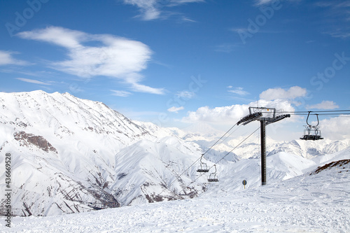 Skifahren in Darbandsar im Iran. Im Hintergrund ist der Damavand, der höchste Berg des Iran, im Albers-Gebirge zu sehen.  © samaneh