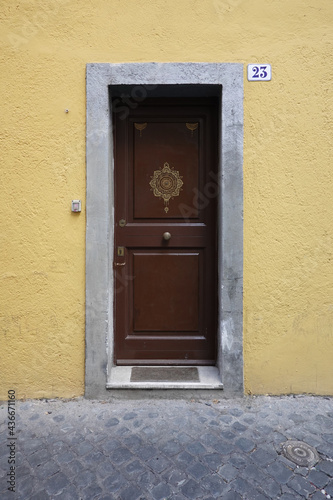 ローマ、トラステベレの街角（雰囲気のある扉）