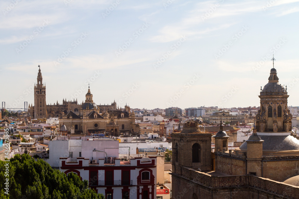 Catedral y Giralda con la Iglesia de la Anunciacion en la ciudad de Sevilla o Seville, comunidad autonoma de Andalucia o Andalusia, pais de España o Spain