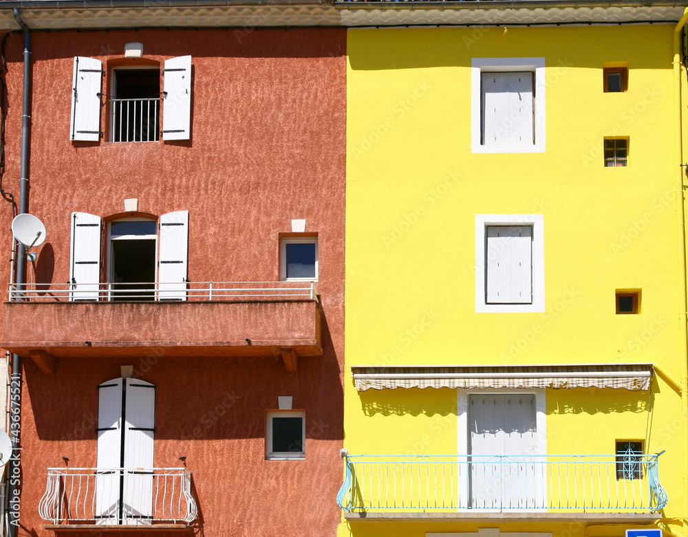 Les façades d' immeubles  anciens repeints aux couleurs vives dans un quartier de Saint-Ambroix dans le Gard en Occitanie