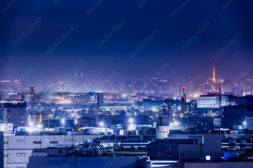 夜の川崎工業地帯から見る都会の街並み
