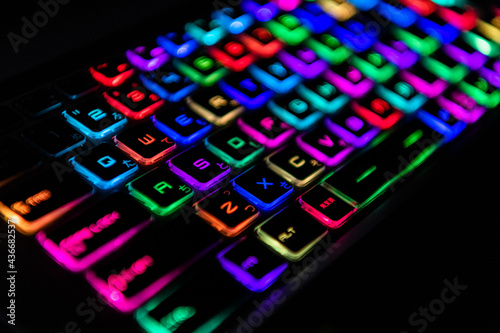 七色に光るゲーミングキーボード