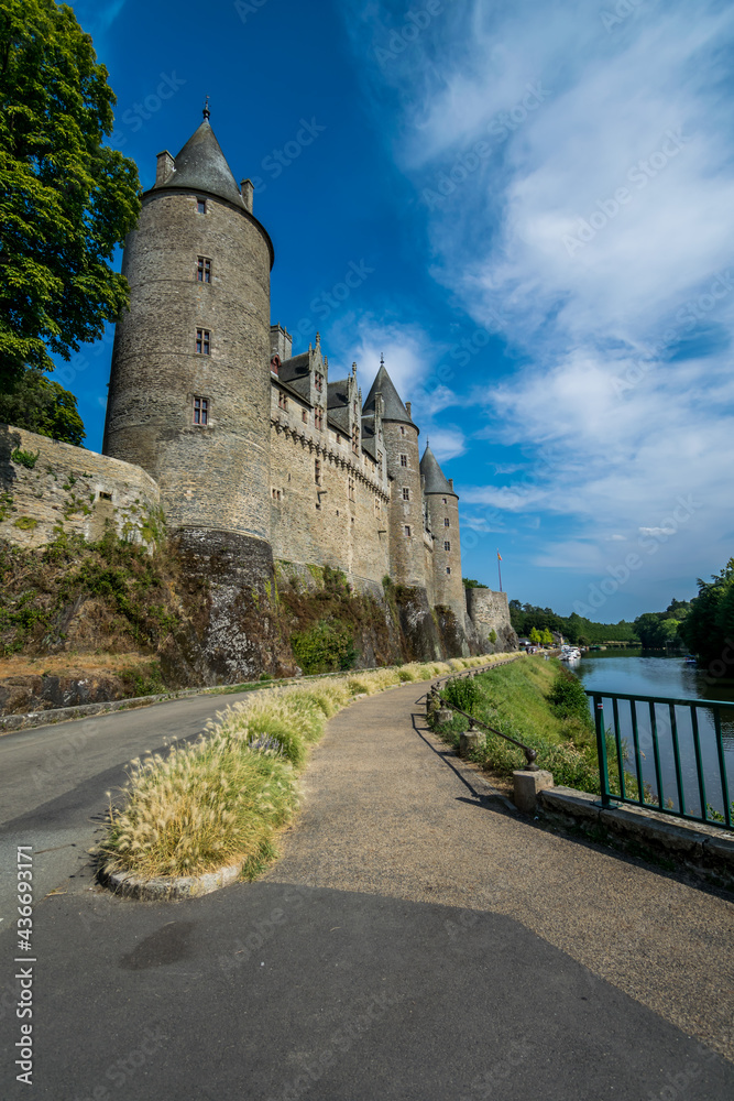 Josselin, cité de caractère et village fleuri, baigné par la rivière l'Oust, se situe dans la Morbihan en Bretagne.