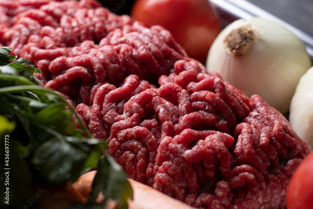 Carne picada o molida con verduras. Concepto de comida tradicional. Carne picada o molida con verduras. Concepto de comida tradicional.