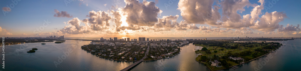 Fototapeta premium Beautiful Miami panorama sunrise over the ocean