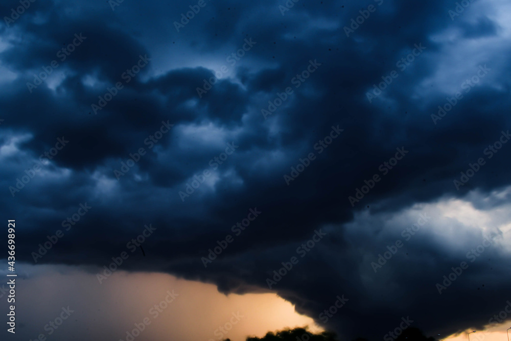 Obraz premium The clouds are forming a terrible storm.