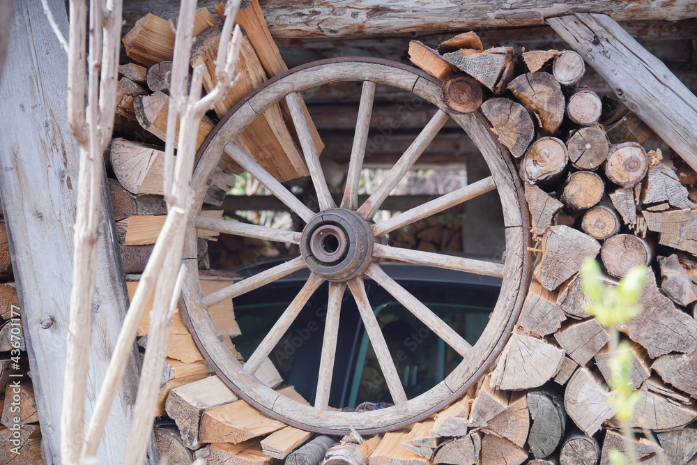 Spaziergang durch Bruckmühl: Altes Holzrad