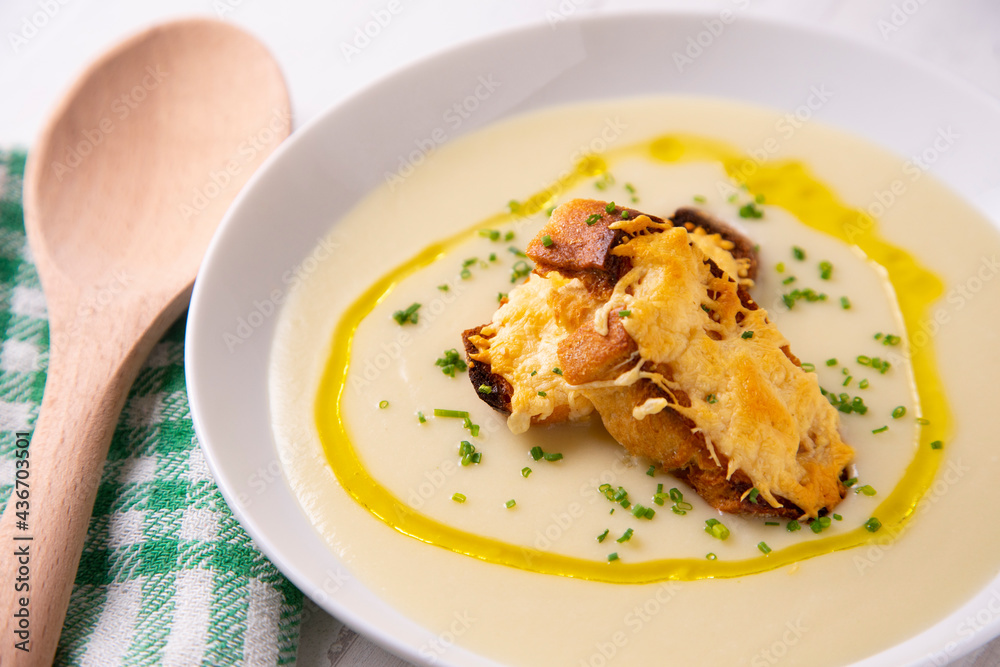 Vegetable cream with cheese toasts Vegetable cream with cheese toasts