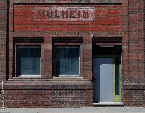 Fassade Bürogebäude der alten Motorenfabrik in Köln Mülheim, Nebeneingang