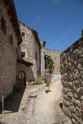 Femme touriste montant une ruelle du village de Cobonne dans la Drôme