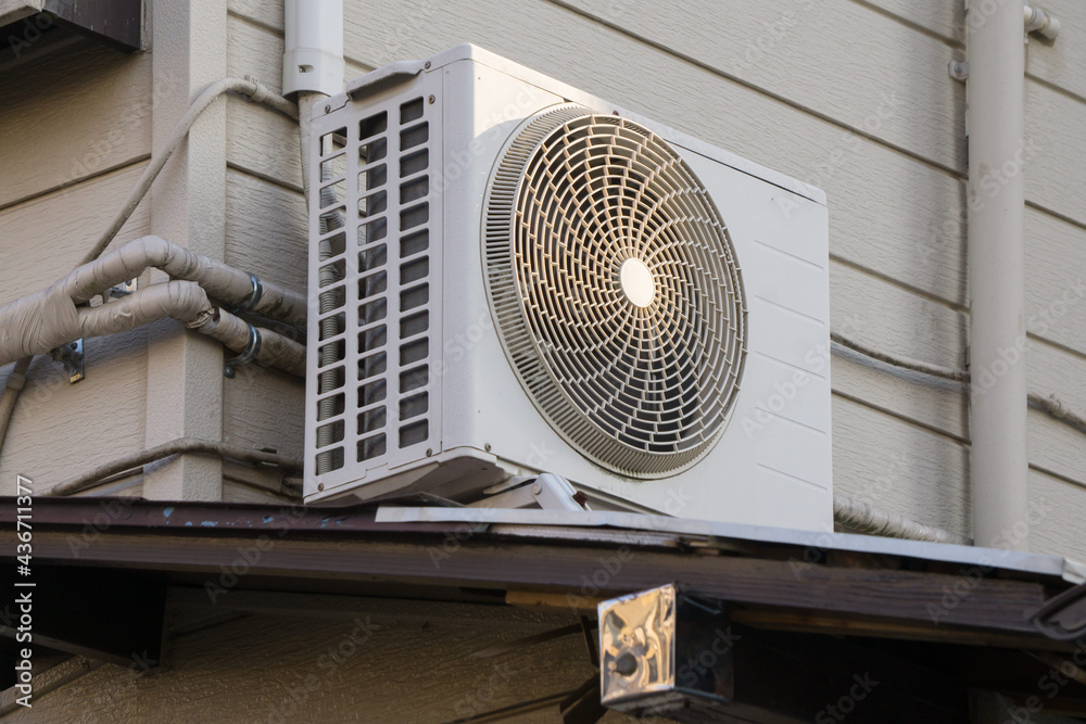 建物の二階の屋外に設置した室外機 建物の二階の屋外に設置した室外機