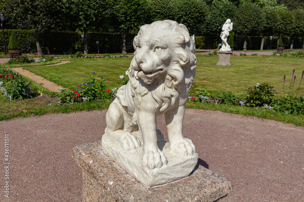 Obraz premium Stone statue of a lion in Kuskovo park.