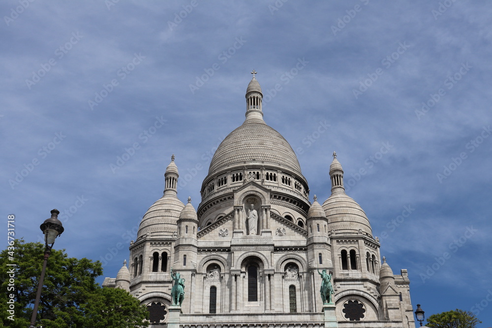L'église catholique du Sacre Coeur sur la colline de Montmartre, construite au début du 20ème siècle, vue de l'exterieur, ville de Paris, France