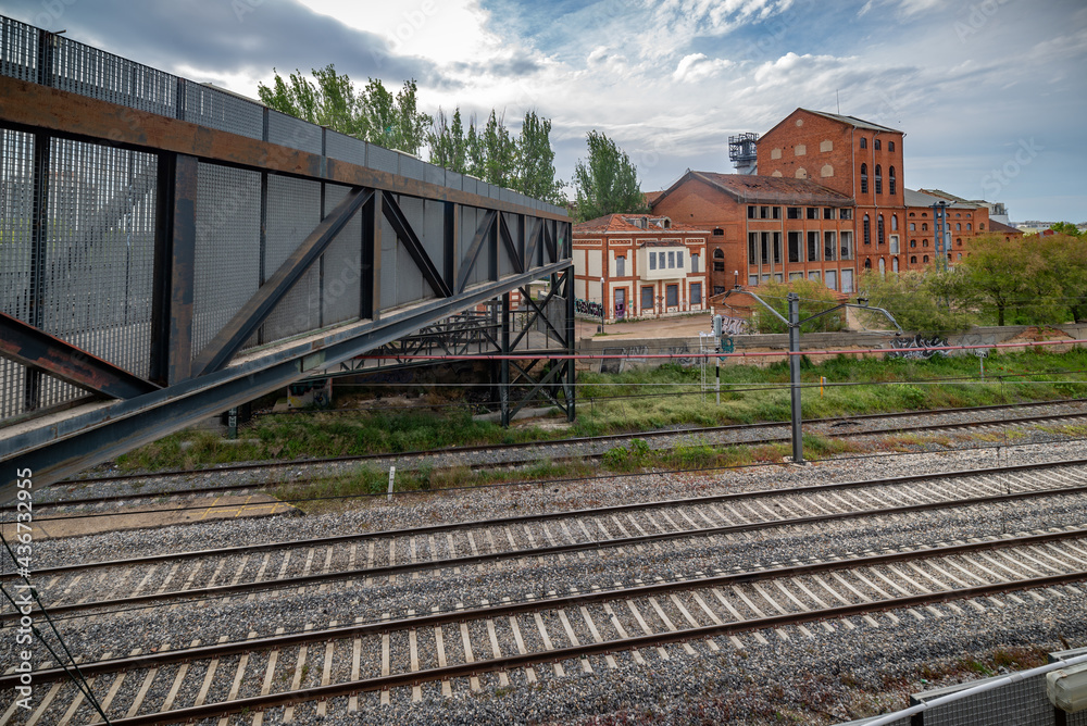 Obraz premium industria abandonada convertida en jardin publico en España