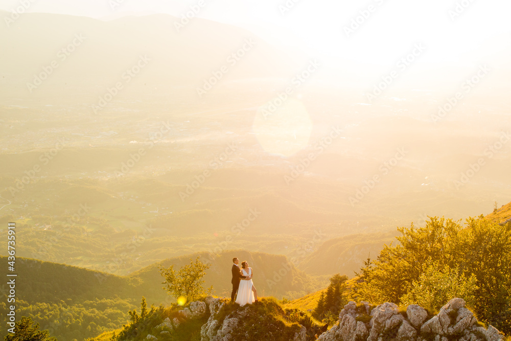 Obraz premium wedding sunrise over the mountains