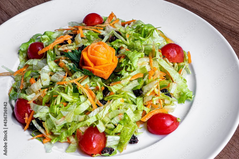 Delicious green salad with lettuce, tomato and many others.
Delicious green salad with lettuce, tomato and many others.