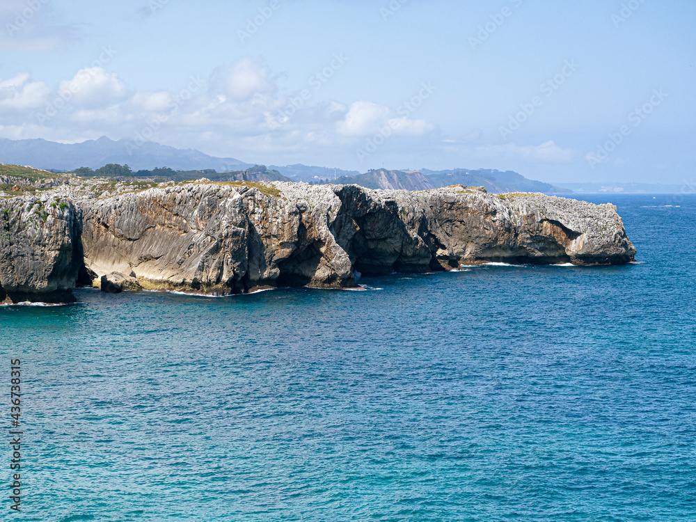 Vistas de la costa de Asturias en España, desde los acantilados de los Bufones de Prias, con paisaje rocoso, y aguas azules, en las vacaciones de verano de 2020
