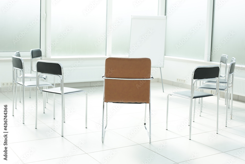 Obraz premium Flipchart chairs in a bright office spacious space