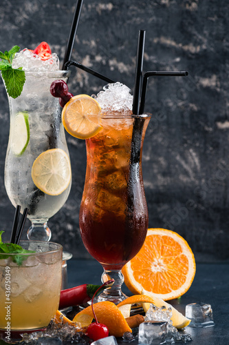 Картината върху платно Rum and Cola Cuba Libre with Lime and Ice