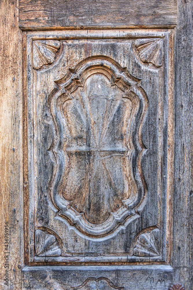 Detail einer historischen Holztüre