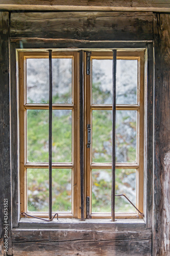 Altes Holzkastenfenster mit Blick auf Garten im Fr  hling