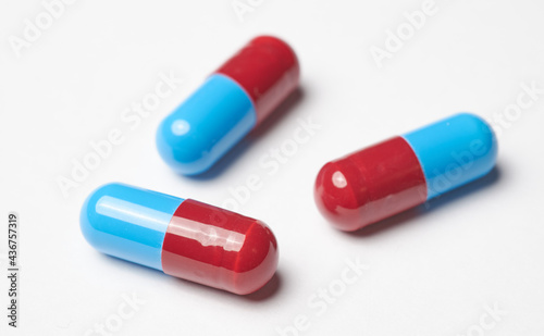 Canvastavla Pharmaceutical capsule pills close up on white background, medical drugs