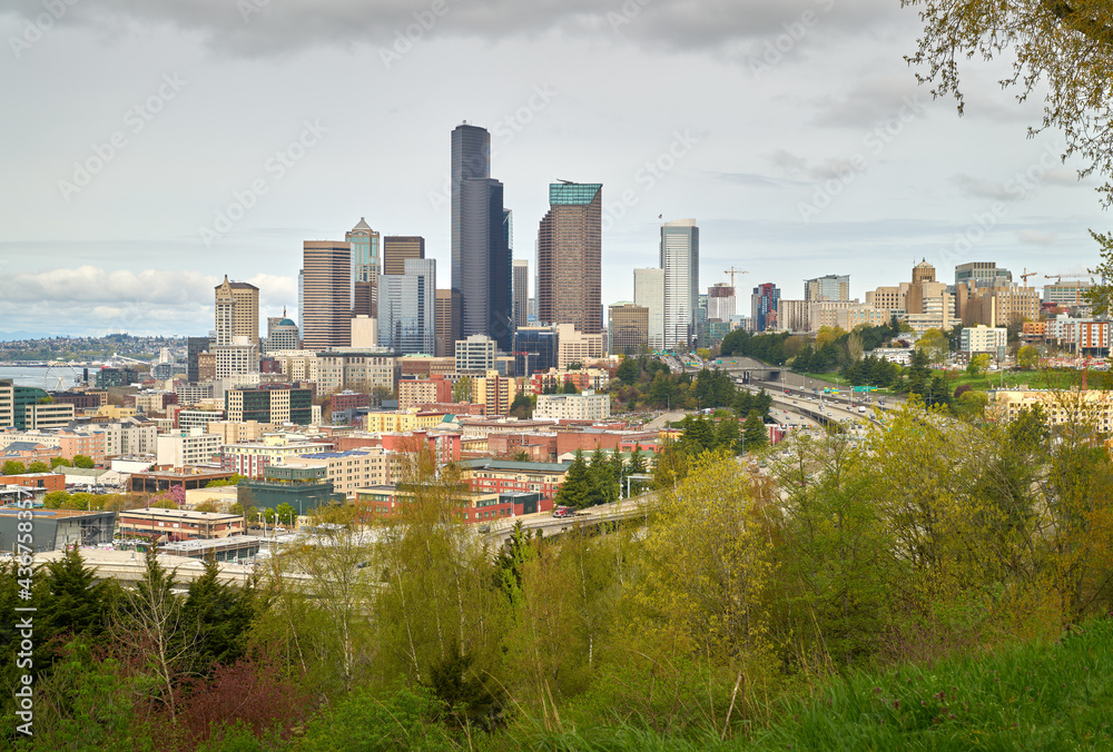 Obraz premium Downtown Seattle Skyline and Freeway. Downtown Seattle skyline with the Interstate 5 freeway passing by. Washington State, USA.