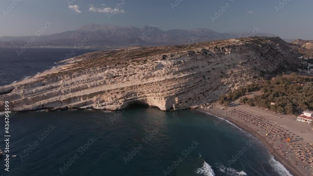 Mathale Viweb Vidéo Stock Mediterranean terrain Greek beach rocky landscape drone ...