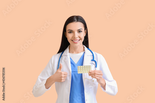 Female doctor with pills sh...
