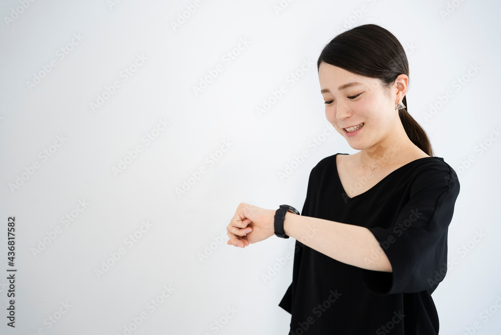 腕時計を使う女性 腕時計を使う女性
