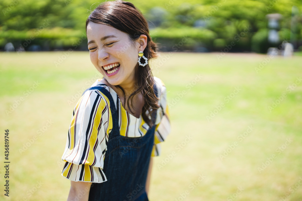 Obraz premium 自然の多い公園にいる女性