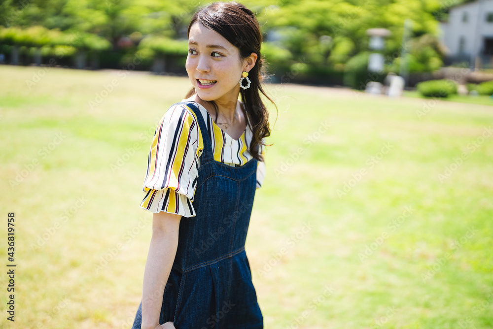 自然の多い公園にいる女性