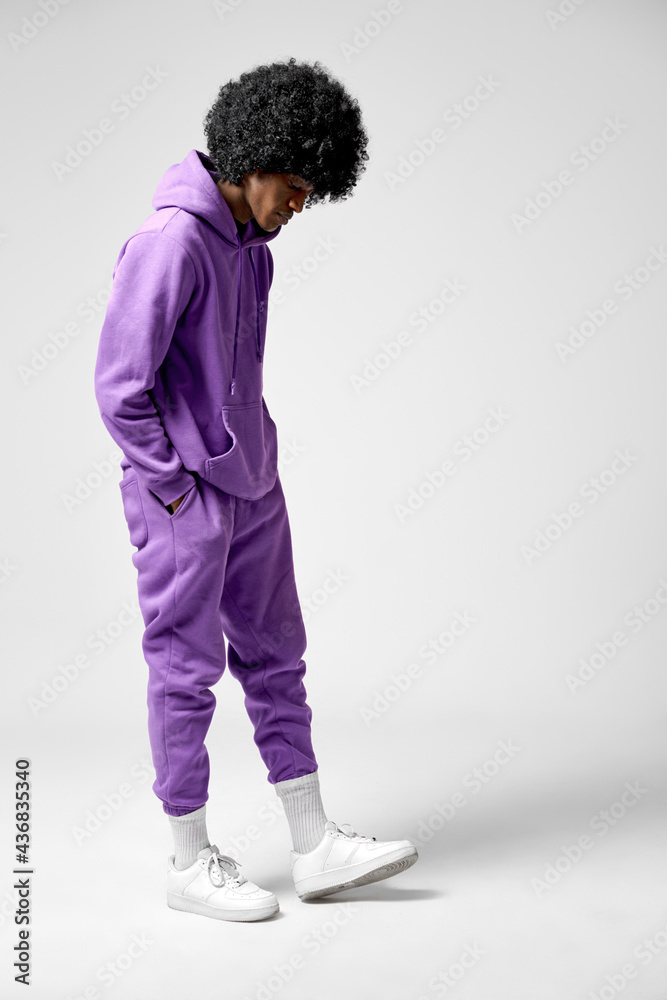 Naklejka premium Young black man in set of old school clothes