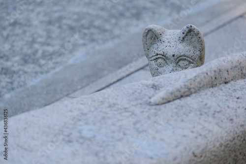 子猫の銅像がこちらをじっと見ている