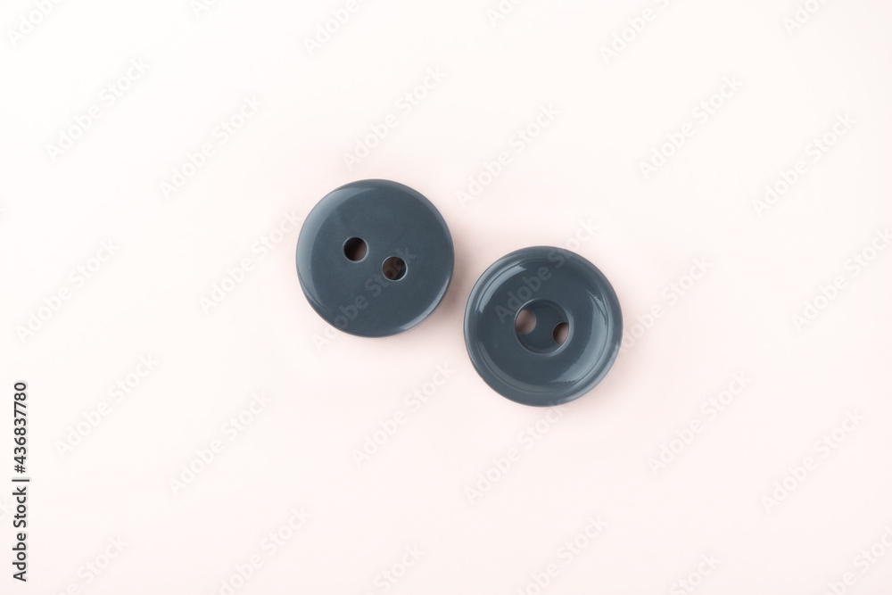 Two gray plastic buttons on both sides. Two gray plastic buttons on both sides.
