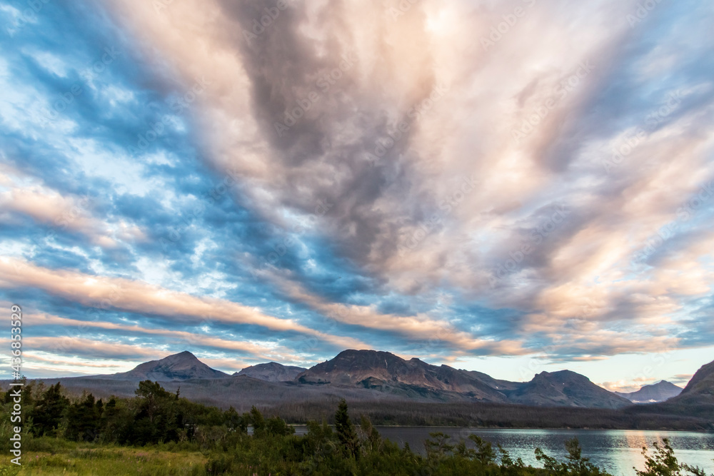 Obraz premium dramatic summer sunset sky in the St .mary's lake area in Glacier National Park in Montana.