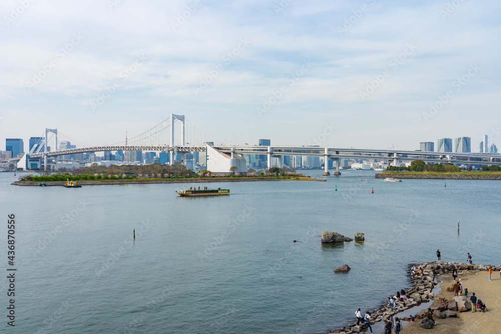 【東京都】都市風景 お台場海浜公園とレインボーブリッジ