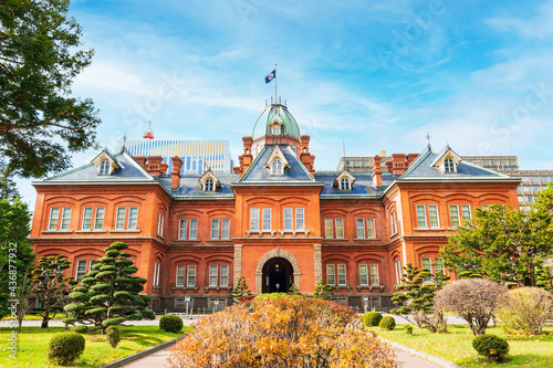 Obraz na płótnie 秋の北海道 札幌 北海道庁赤れんが庁舎 w salonie